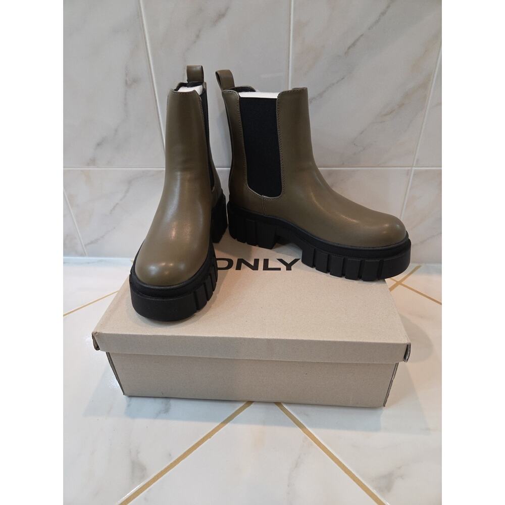 ONLY WOMANS CHUNKY Cleated Sole Boots Olive Green Size 7.5